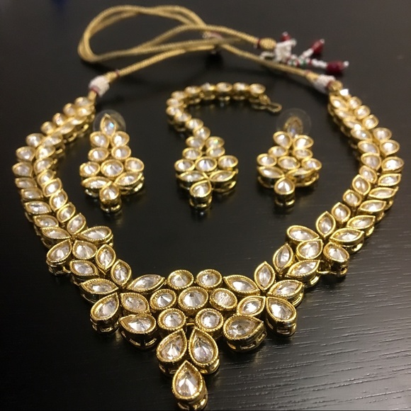 Beautiful leaf design Indian necklace set - Picture 3 of 6